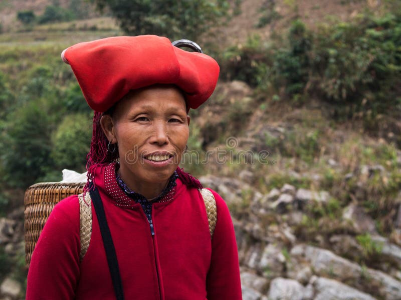 头戴传统头饰， Sapa，老街， Viet的红色Dao妇女 库存照片