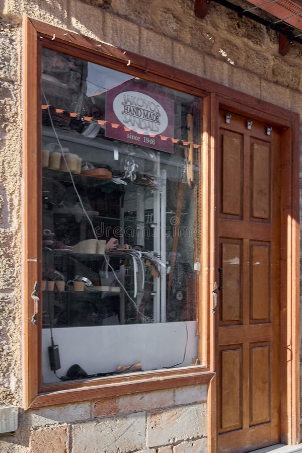 : 传统手工凉鞋店外 库存照片