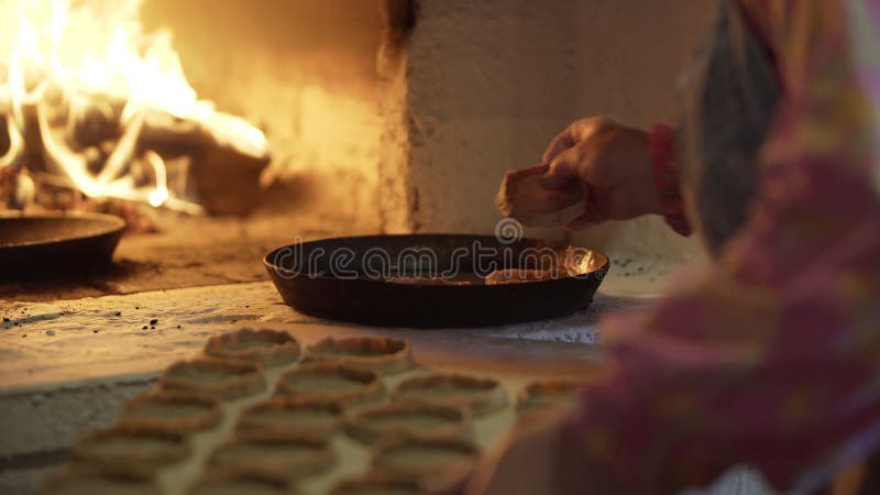 传统烤炉烤盘上烤制美味馅饼的方法 手放馅饼