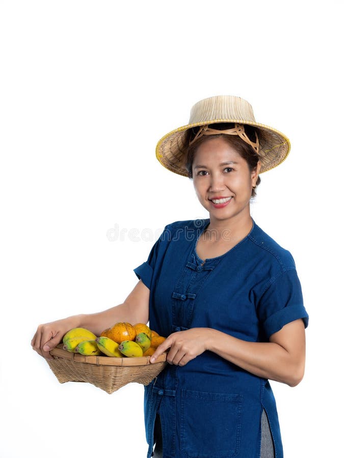 传统衣裳和销售果子的泰国妇女在白色b 库存图片