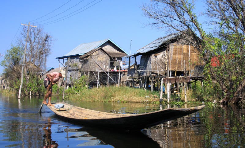 传统高跷房子与天空蔚蓝- Inle湖,缅甸形成对比 库存照片 传统高跷房子与天空蔚蓝- Inle湖,缅甸形成对比 库存照片