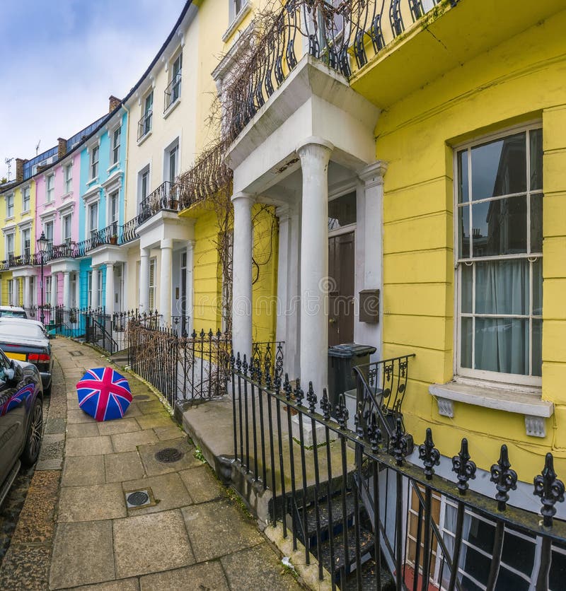 伦敦,英国-报春花小山五颜六色的维多利亚女王时代的房子与英国样式伞的 免版税库存图片 伦敦,英国-报春花小山五颜六色的维多利亚女王时代的房子与英国样式伞的 免版税库存图片