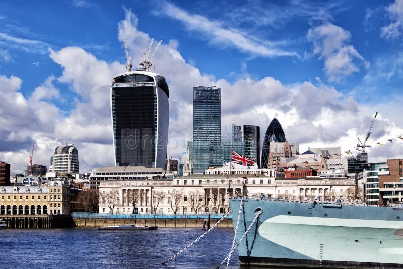伦敦市和HMS贝尔法斯特军舰，伦敦 免版税库存照片
