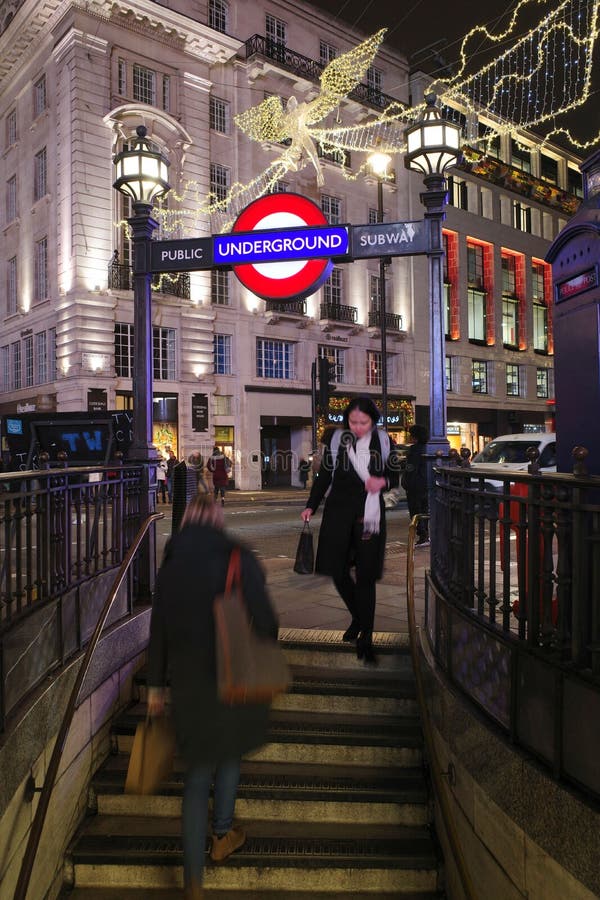 伦敦英格兰圣诞灯饰下牛津马戏团地铁入口人群垂直拍摄