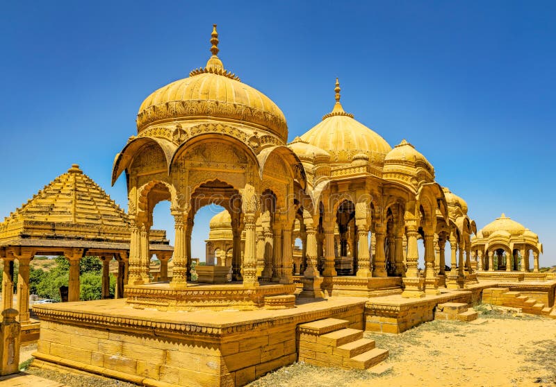 位于拉贾斯坦邦杰萨尔梅尔的巴达巴格（Bada Bagh），是一个皇家墓碑群，周围环绕着历史悠久的纪念碑 免版税库存照片