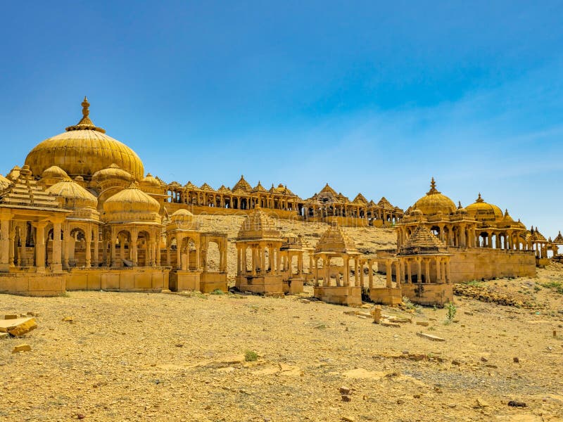 位于拉贾斯坦邦杰萨尔梅尔的巴达巴格（Bada Bagh），是一个皇家纪念陵墓群，周围环绕着历史悠久的纪念碑 免版税库存图片