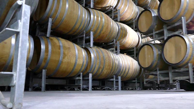 低角度被堆积的葡萄酒桶