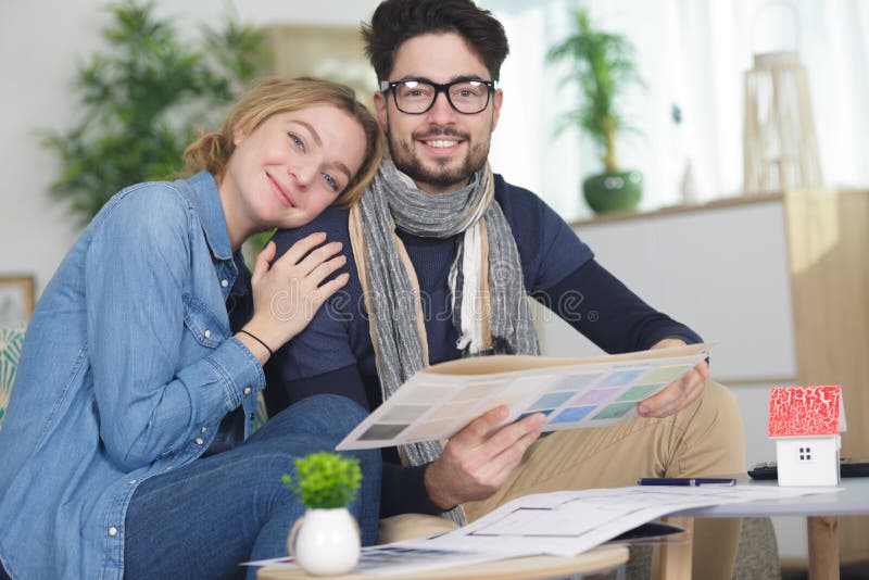 千禧一代购房时的思考 库存照片