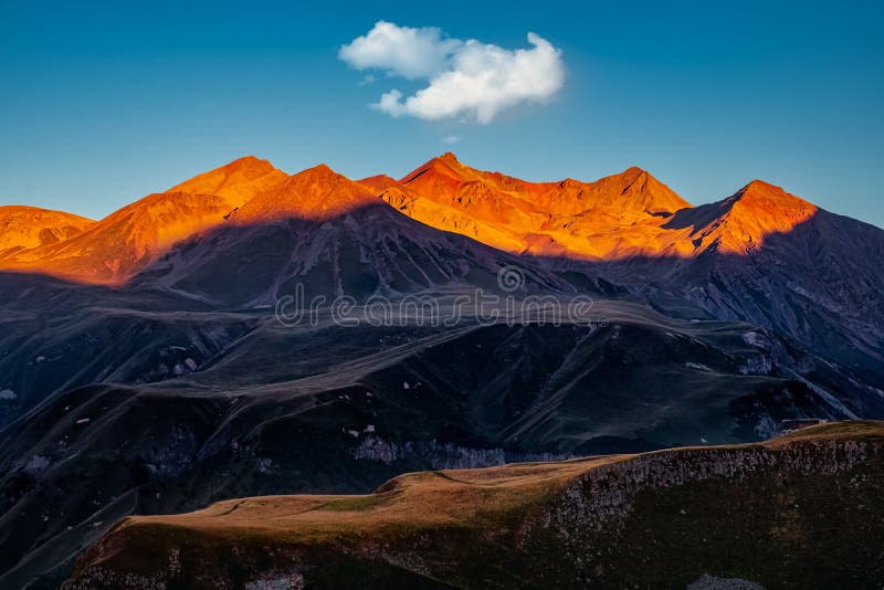 佐治亚州卡兹贝吉,美丽的山景日出,色彩穆迪 库存图片 佐治亚州卡兹贝吉,美丽的山景日出,色彩穆迪 库存图片