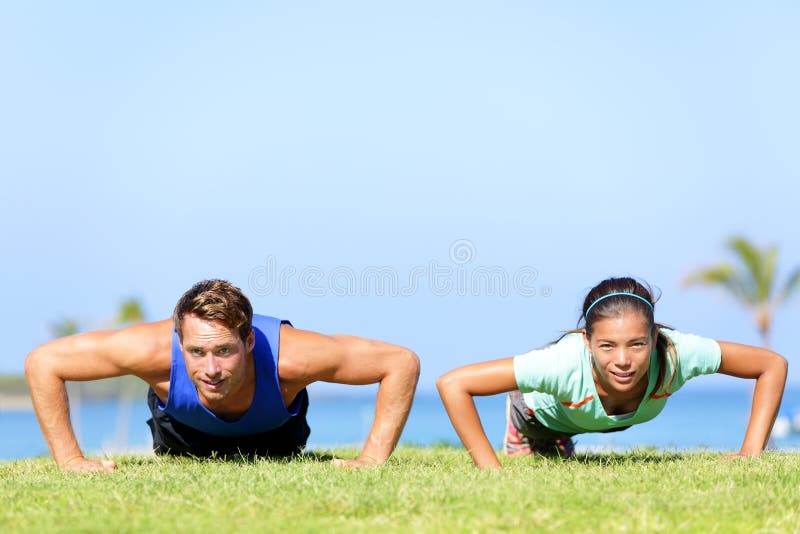 体育做俯卧撑的健身夫妇