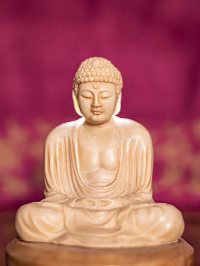 佛陀佛像在轻大理石的祈祷位置库存照片. 图片包括有工厂, 亮光
