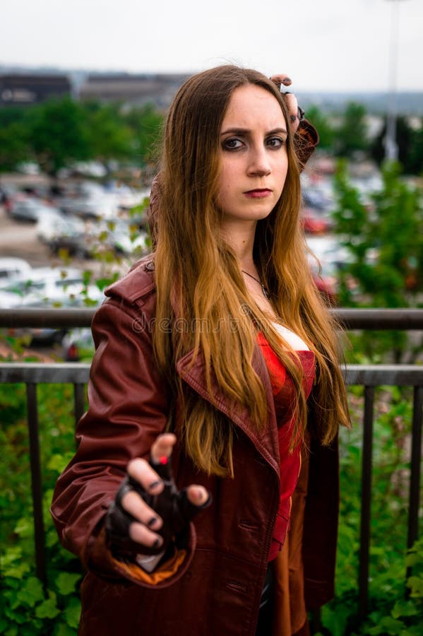 作为字符穿戴的女性cosplayer ' 猩红色Witch'从M 免版税库存图片 作为字符穿戴的女性cosplayer ' 猩红色Witch'从M 免版税库存图片