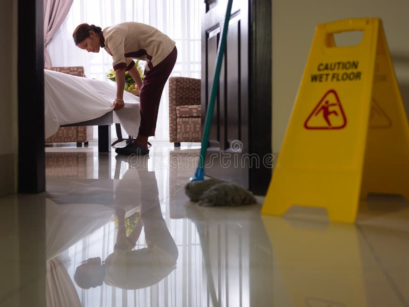 佣人在工作和清洁在豪华旅馆空间
