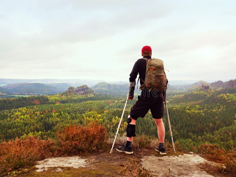 佩带支援腿括号和gainst的人远足者cruthes 自然森林公园