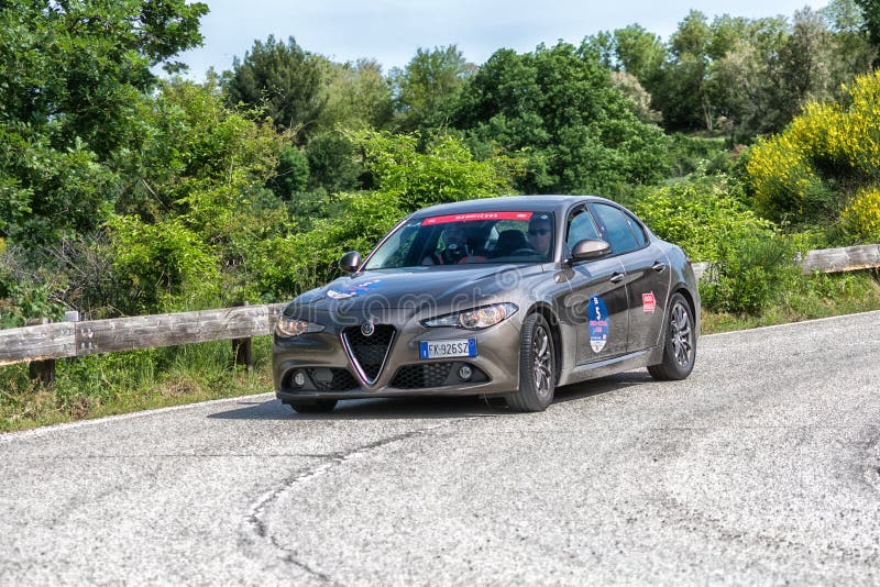 佩萨罗COLLE圣BARTOLO,意大利- 2018年5月17日- :在集会Mille Miglia 2018的阿尔法・罗密欧朱莉娅老赛车著名意大利人 免版税库存图片