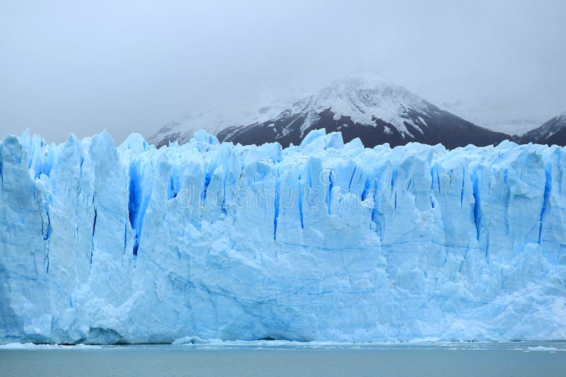 佩里托莫雷诺冰川在Los Glaciares国家公园,埃尔卡拉法特,阿根廷惊人的巨大的冰蓝色墙壁 库存图片 佩里托莫雷诺冰川在Los Glaciares国家公园,埃尔卡拉法特,阿根廷惊人的巨大的冰蓝色墙壁 库存图片