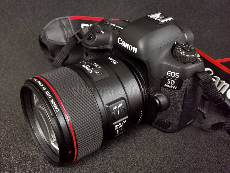 佳能5d mark iv相机，佳能ef 85mm f14l为usm镜头. 库存图片