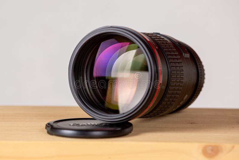 佳能EF 200mm f/2 8L II USM专业镜头摆在桌子上 免版税图库摄影