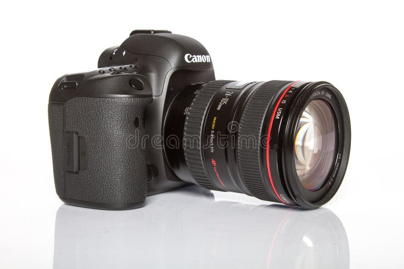 佳能EOS 5D标记IV profesional DSLR在白色反射性背景的照片照相机 免版税库存照片
