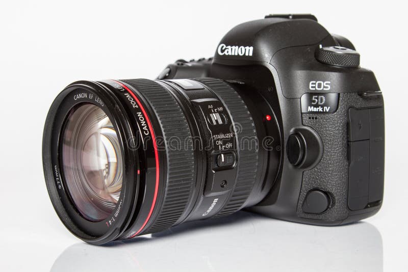 佳能EOS 5D标记IV profesional DSLR在白色反射性背景的照片照相机 免版税库存图片