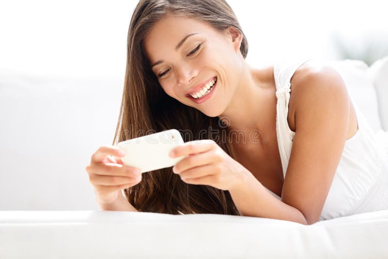 使用app微笑的智能手机妇女愉快