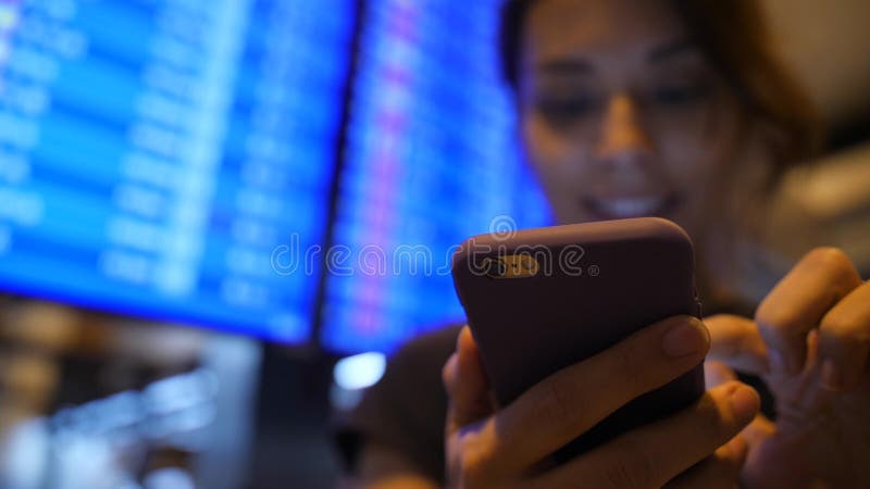 使用手机的年轻混合的族种旅游女孩在离开委员会附近在机场 4K 曼谷泰国 股票视频