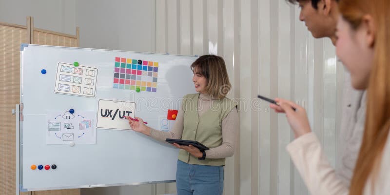 使用白板和数字工具的创意ux开发人员和ui设计人员头脑风暴课程 库存图片