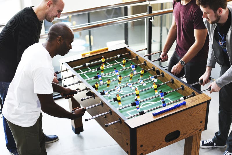 使用的人们享受Foosball表足球赛休闲Le 图库摄影