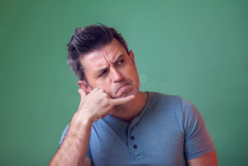 使电话我的严肃的英俊的年轻人画象签字 人们，情感，生活方式概念 图库摄影