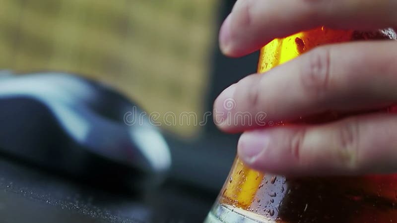 供以人员与泡沫的饮料新鲜的啤酒在老鼠和个人计算机键盘背景前面