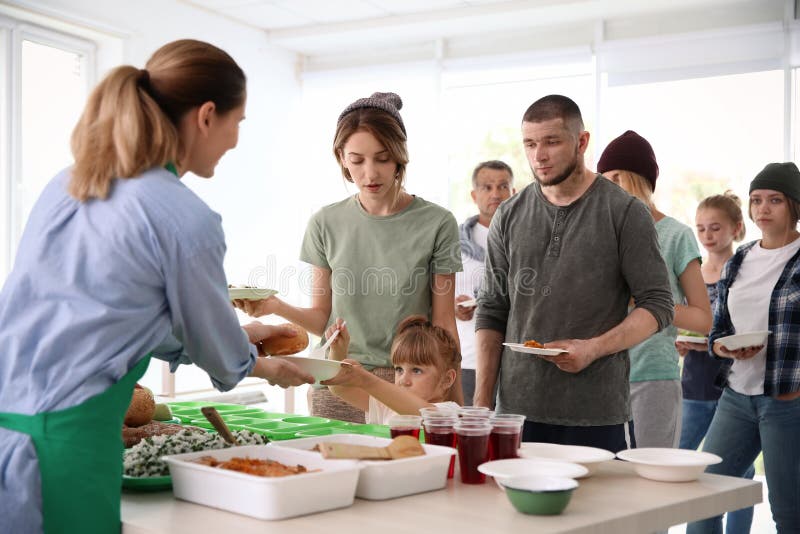 志愿者为贫困人群提供食物 免版税库存照片