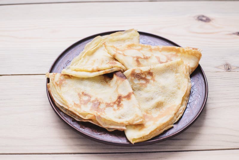 俄国稀薄的俄式薄煎饼薄煎饼 Maslenitsa Maslenitsa是Maslenitsa食物节日 与拷贝空间的顶视图 免版税图库摄影 俄国稀薄的俄式薄煎饼薄煎饼 Maslenitsa Maslenitsa是Maslenitsa食物节日 与拷贝空间的顶视图 免版税图库摄影