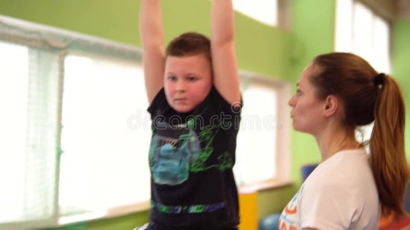 俄罗斯c 18 2022 : 幼体儿童训练水平男子健身运动强棒运动