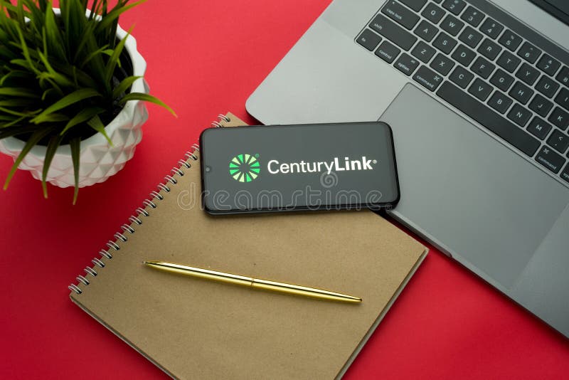俄罗斯图拉 — 2019年12月06日:CenturyLink徽标在平台键盘上的显示智能手机上可见 红色桌背景 免版税库存图片 俄罗斯图拉 — 2019年12月06日:CenturyLink徽标在平台键盘上的显示智能手机上可见 红色桌背景 免版税库存图片