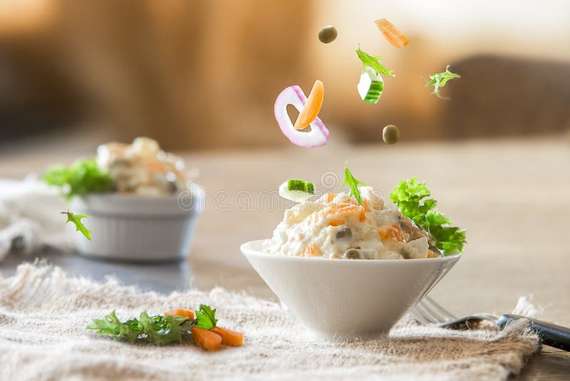 俄罗斯土豆沙拉奥利维耶或橄榄油，用于传统俄罗斯食品 库存图片
