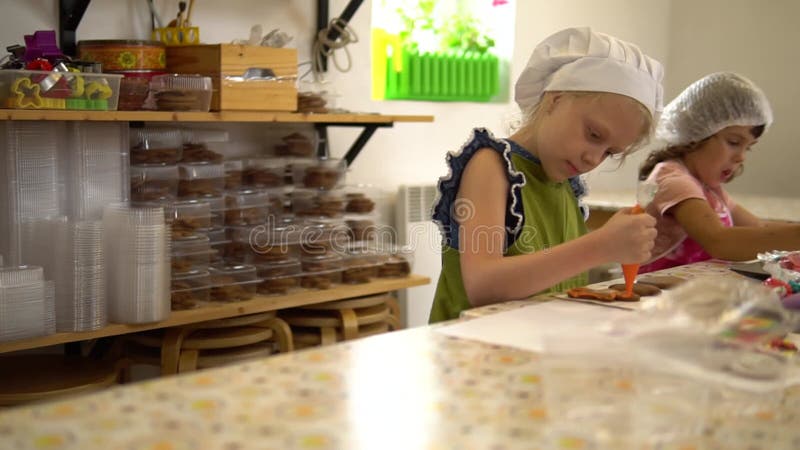 俄罗斯莫斯科2021年7月25日烹饪玻璃女甜品传统甜品家甜公寓. 糖