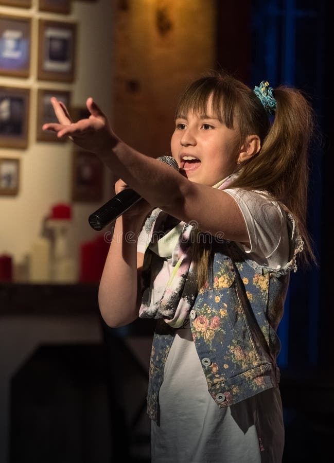  俏丽的女孩纵向 免版税库存照片