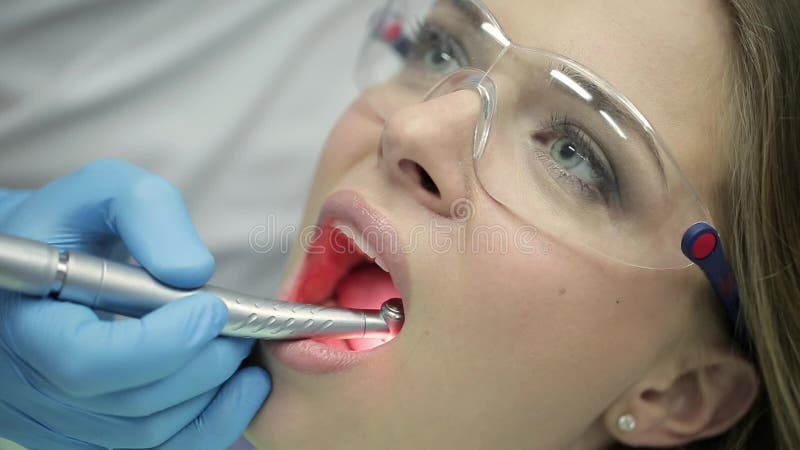 俏丽的妇女的在牙齿诊所的牙治疗
