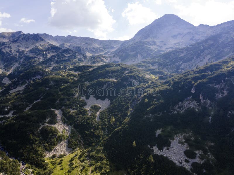 保加利亚班德里察河附近皮林山的空中景观.