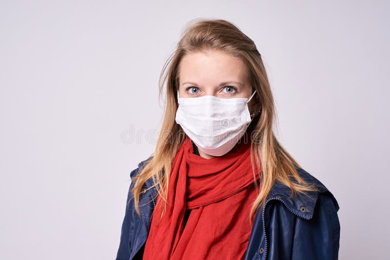 保护免受疾病 害怕表面女孩纵向惊奇的年轻人 流行病 库存照片