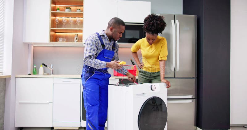 修理洗衣机的非洲裔技术员
