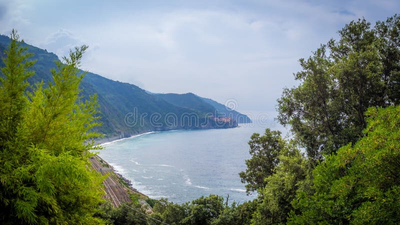 俯瞰意大利科尼利亚五渔村火车站的景色 库存照片 俯瞰意大利科尼利亚五渔村火车站的景色 库存照片