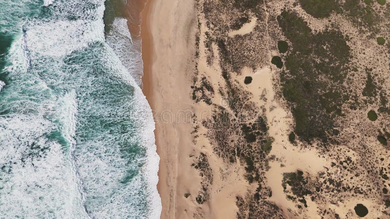 俯视沙丘，海浪在葡萄牙海岸上汹涌而来