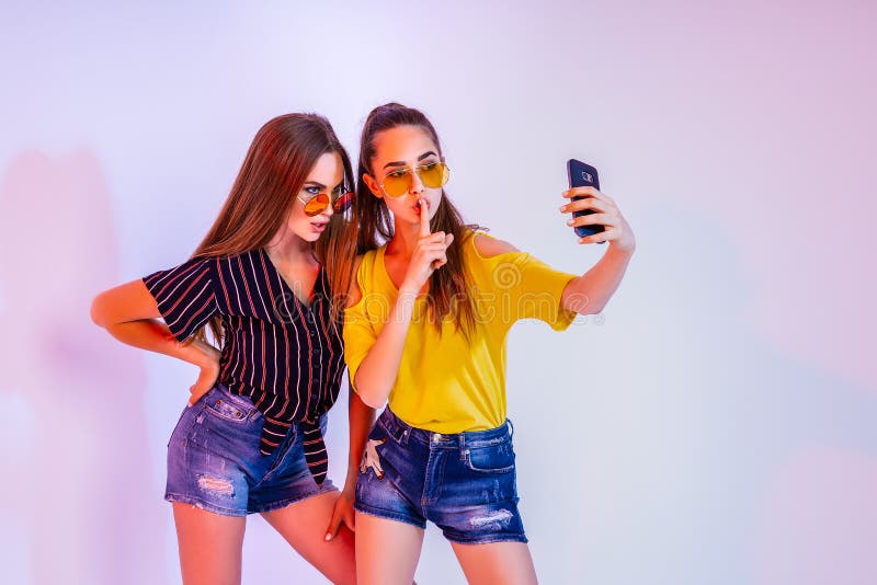 做selfie的十几岁的女孩在智能手机 库存图片 做selfie的十几岁的女孩在智能手机 库存图片