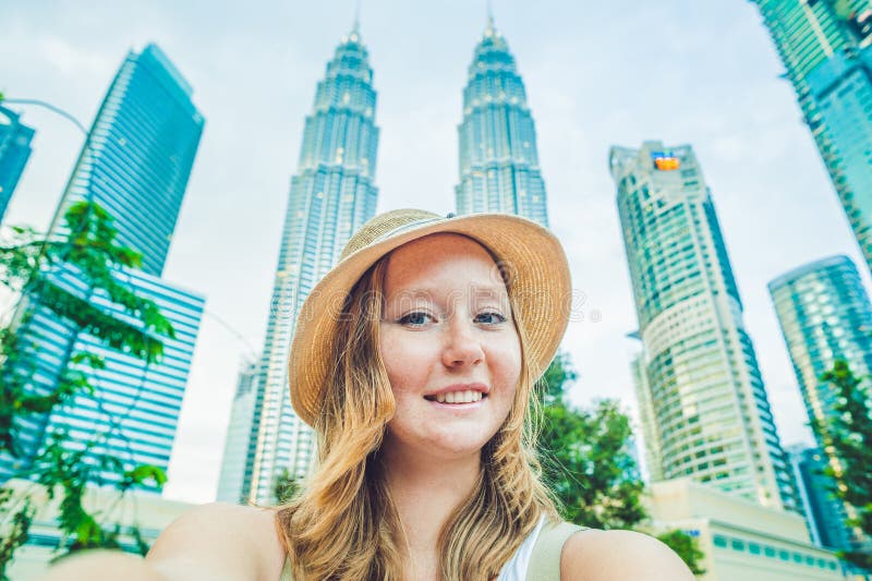 做selfie的少妇游人在摩天大楼背景 旅游业、旅行、人们、休闲和技术概念 免版税图库摄影 做selfie的少妇游人在摩天大楼背景 旅游业、旅行、人们、休闲和技术概念 免版税图库摄影