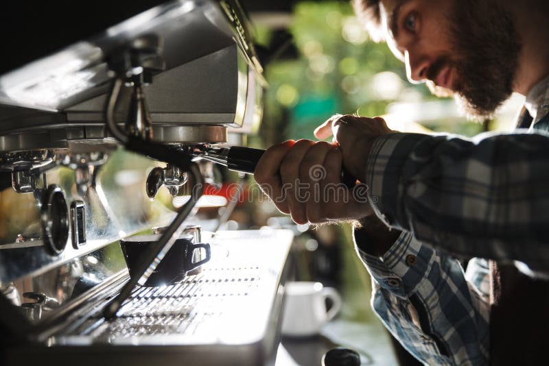 做咖啡的欧洲barista人图象特写镜头,当工作在室外时的咖啡馆或的咖啡馆 免版税库存图片