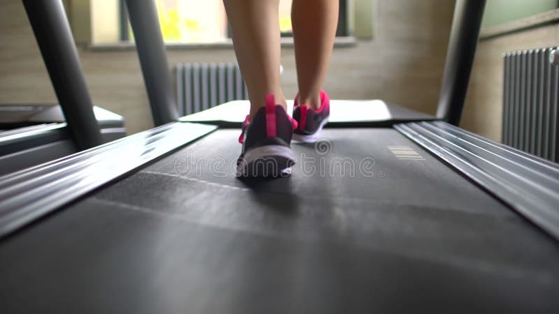 做在健身房的运动可爱的白种人少妇心脏锻炼 健身女孩，在跑桃红色的上面的sportwoman