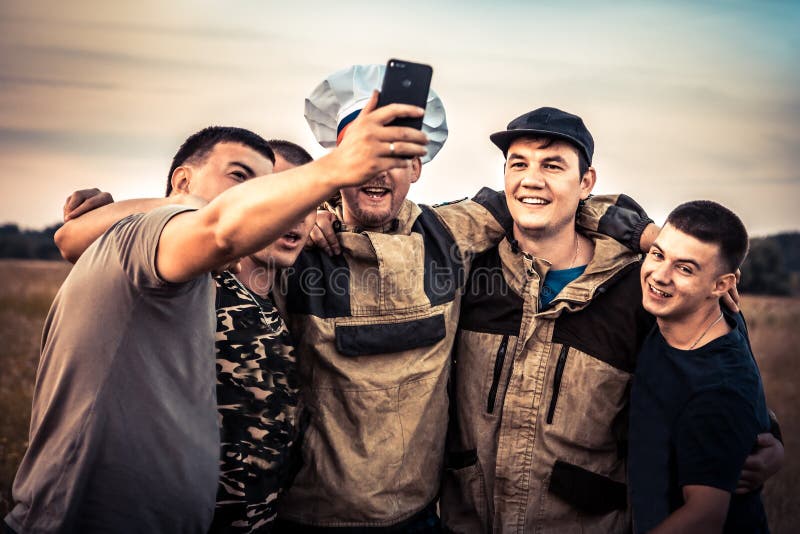 做小組selfie攝影概念強的男性友誼生活方式的愉快的人朋友 圖庫攝影 做小組selfie攝影概念強的男性友誼生活方式的愉快的人朋友 圖庫攝影