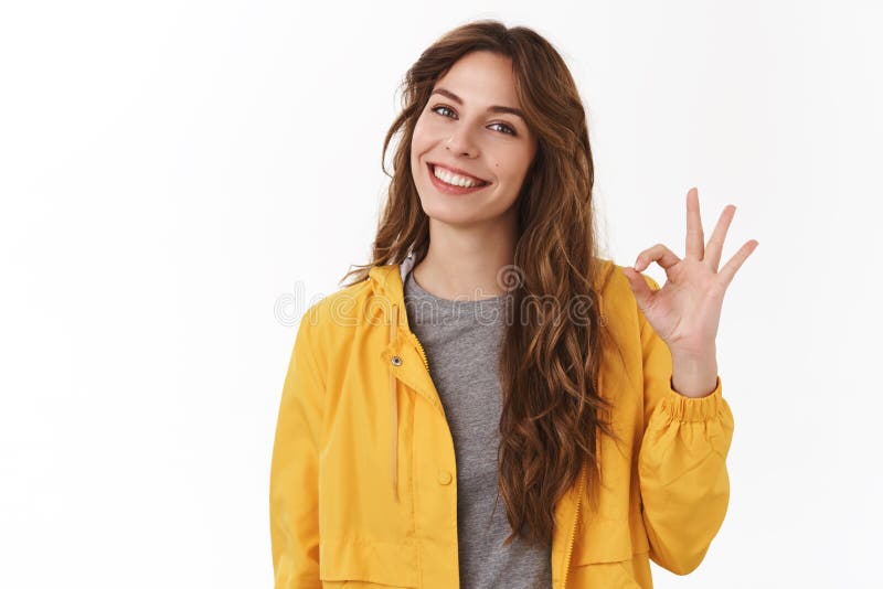 做得好 俏丽的无忧无虑的现代时髦的白种人女孩长栗子头发展示okay ok认同标志微笑暴牙 库存照片 做得好 俏丽的无忧无虑的现代时髦的白种人女孩长栗子头发展示okay ok认同标志微笑暴牙 库存照片