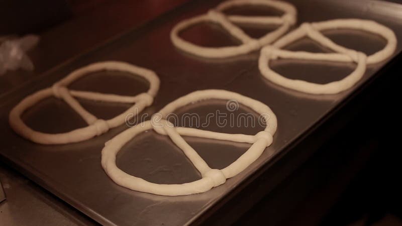 做新鲜的椒盐脆饼用向日葵和芝麻在面包店 股票录像